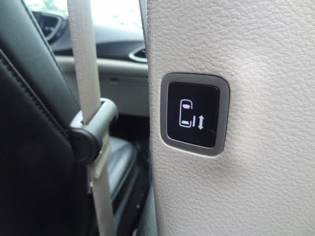 Used 2023 Chrysler Pacifica Touring-L FWD image 18