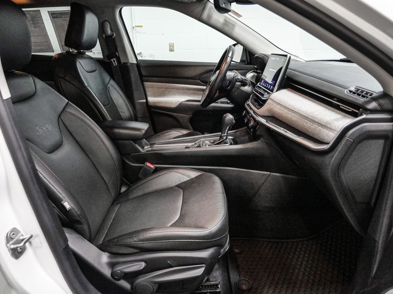 Used 2022 Jeep Compass Latitude image 22