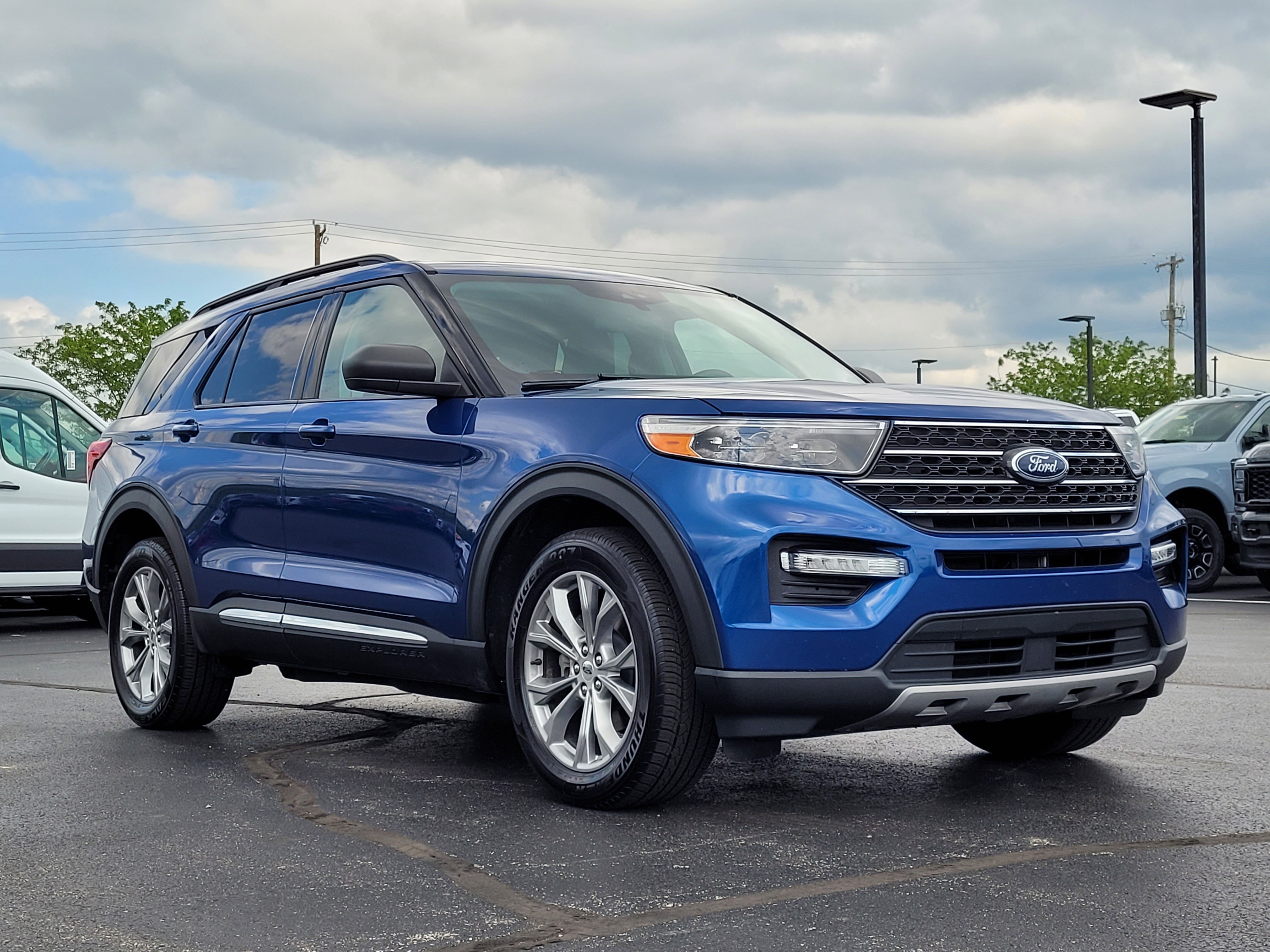 Certified 2022 Ford Explorer XLT w/ Equipment Group 202A AWD/4WD image 1