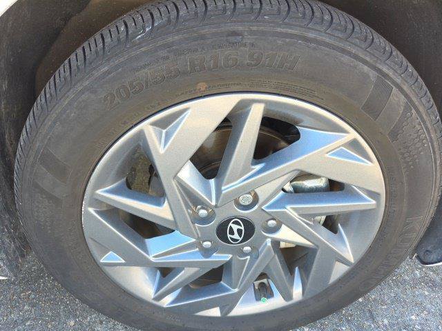 Used 2024 Hyundai Elantra Blue FWD image 15