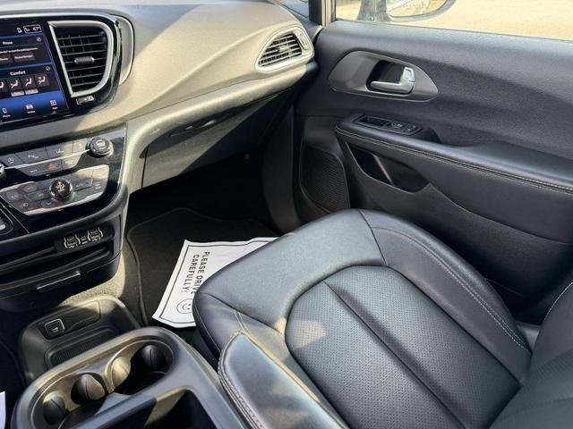 Used 2025 Chrysler Pacifica Select FWD image 16