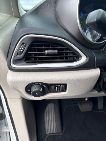 Used 2022 Chrysler Pacifica Touring-L FWD image 30