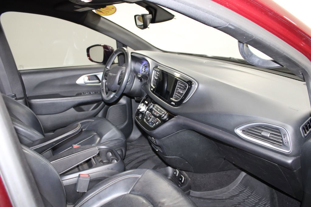 Used 2018 Chrysler Pacifica Touring-L w/ Premium Audio Group FWD image 29