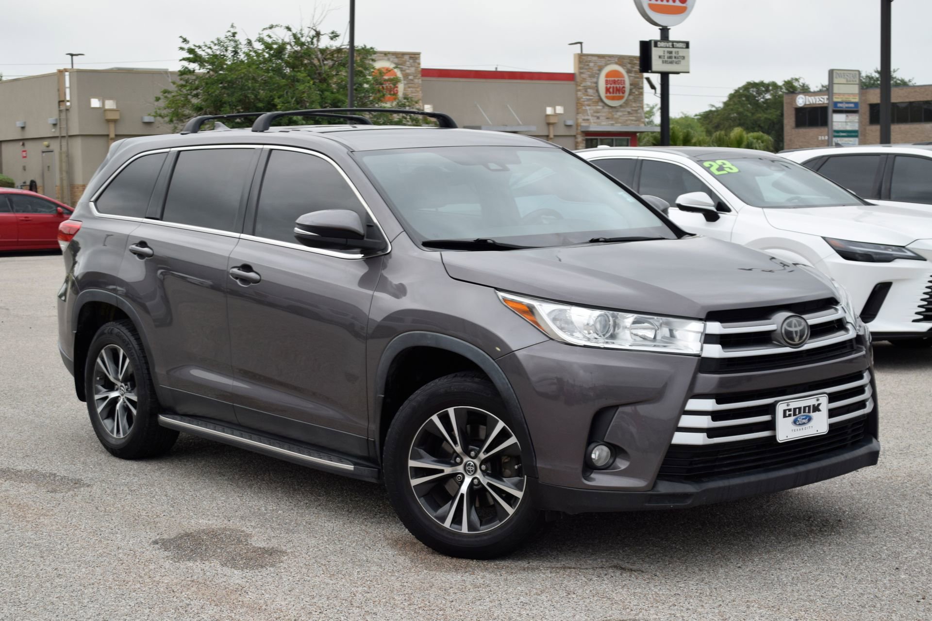 Used 2019 Toyota Highlander Plus FWD image 3