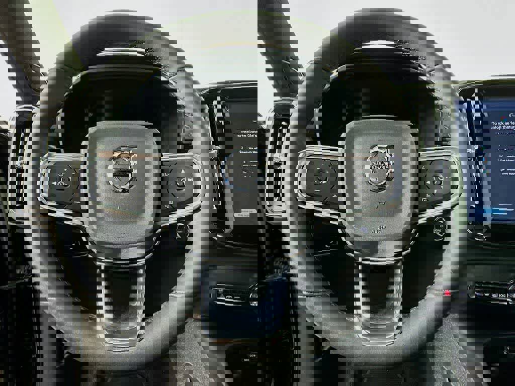 Used 2023 Volvo XC40 B5 Plus image 16