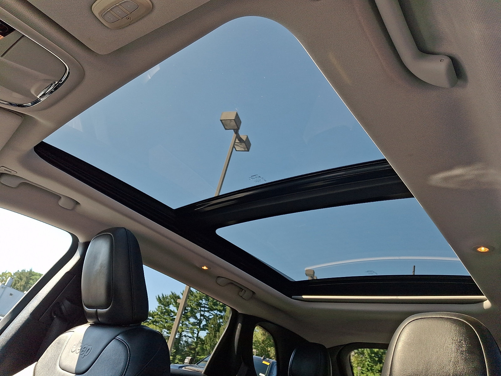 Used 2019 Jeep Cherokee Limited AWD/4WD image 15