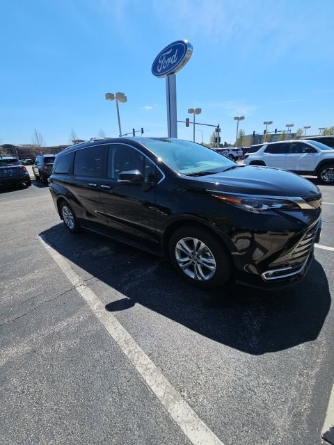 Used 2024 Toyota Sienna Platinum AWD/4WD image 2