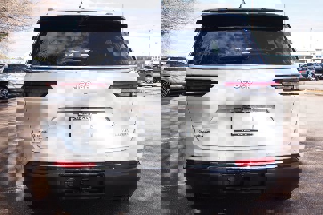 Used 2025 Jeep Grand Cherokee L Limited w/ Luxury Tech Group II image 4