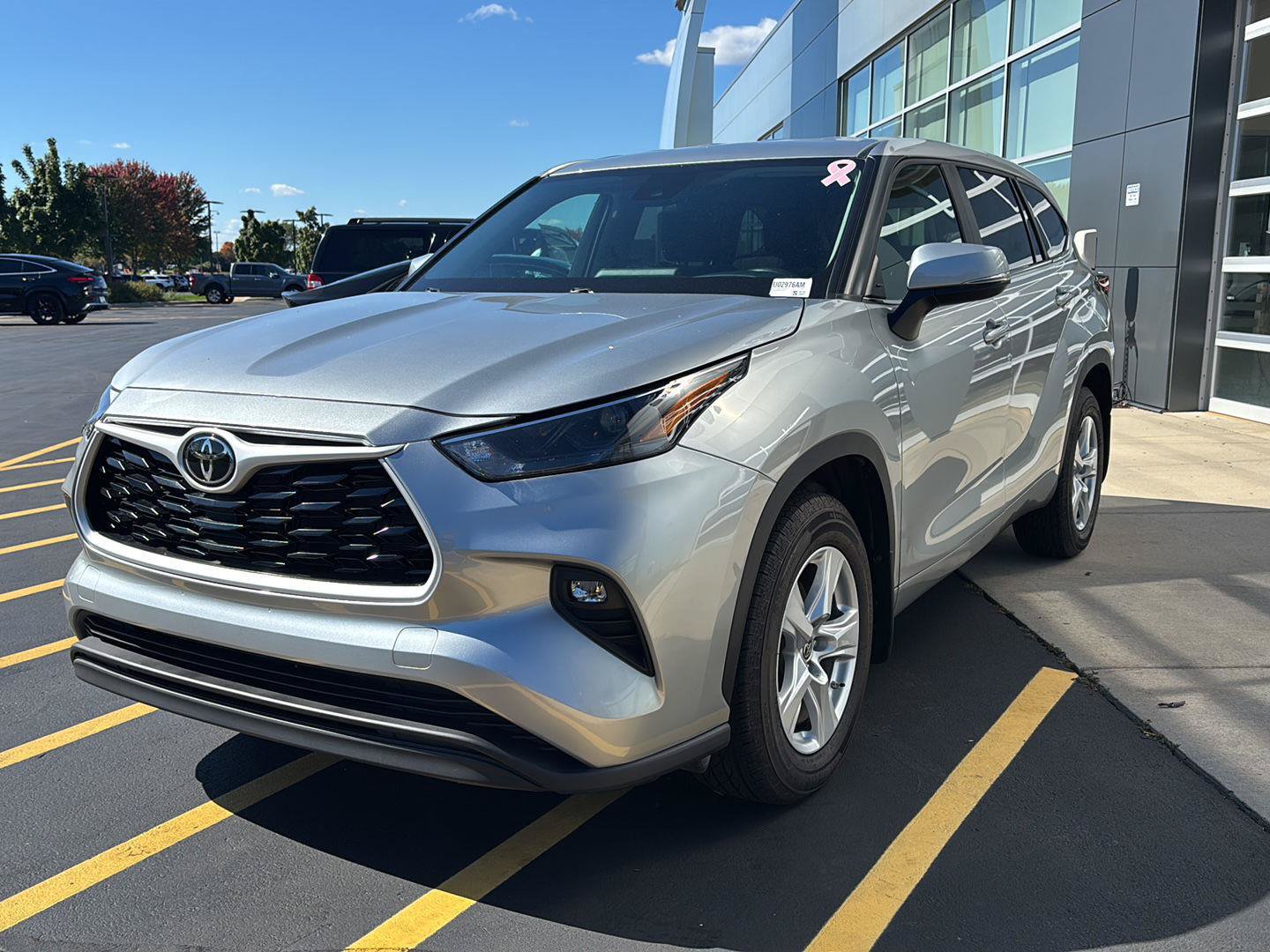 Used 2025 Toyota Highlander LE AWD/4WD image 3