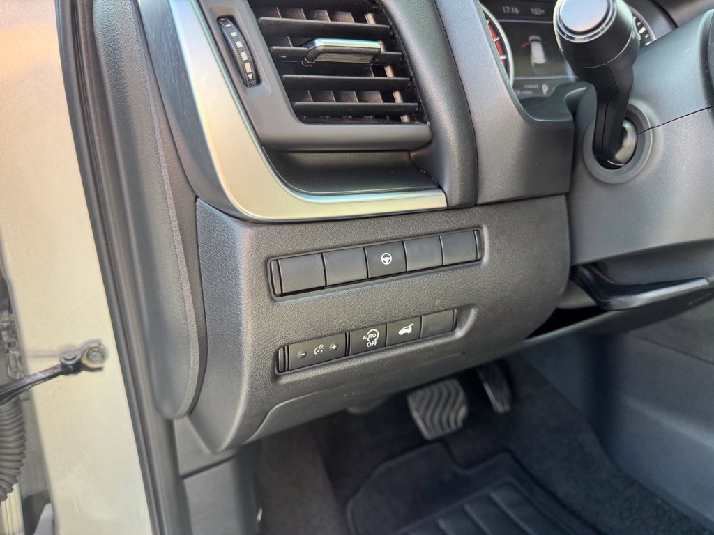 Used 2025 Nissan Rogue SV FWD image 4