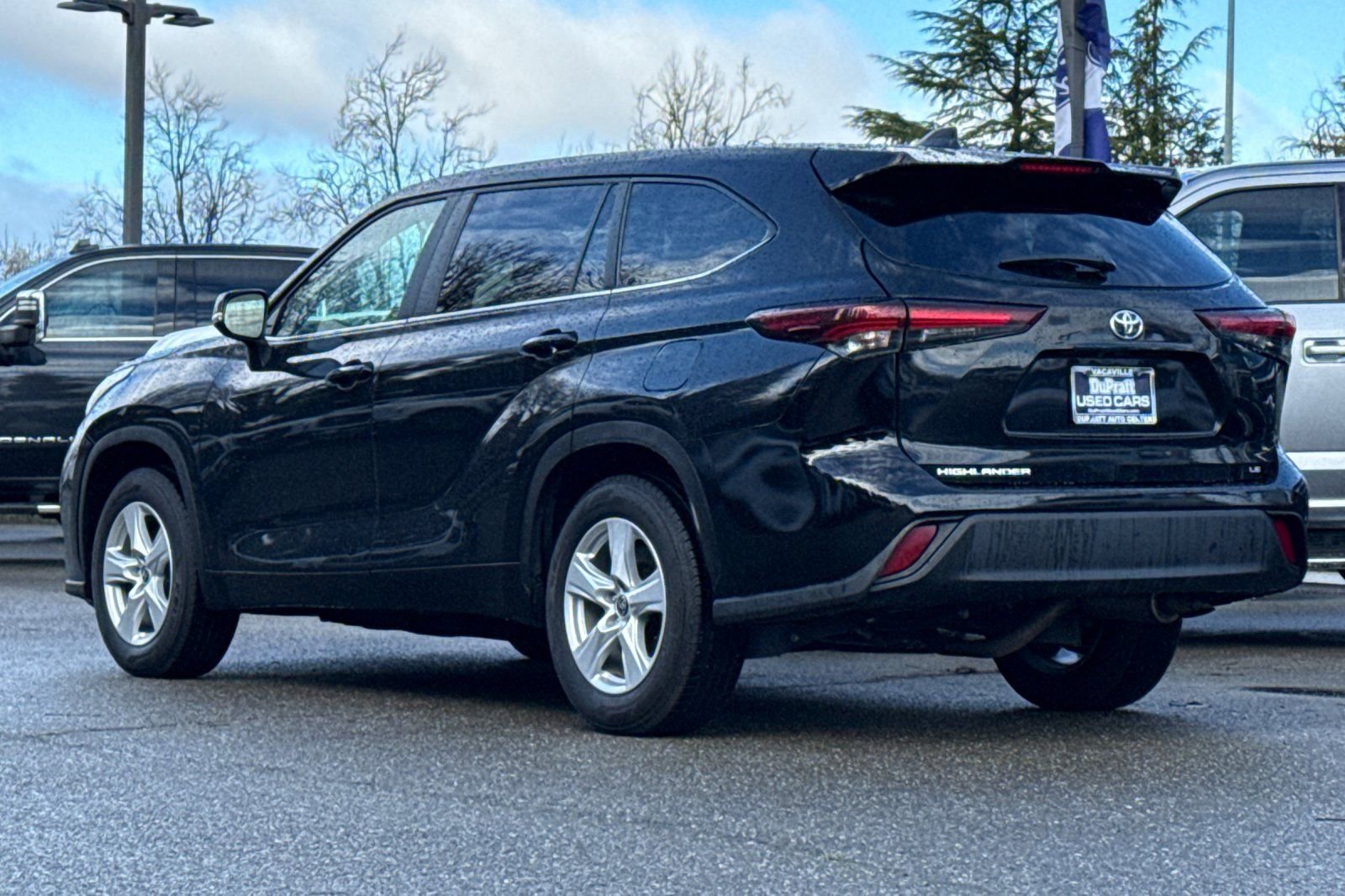 Used 2024 Toyota Highlander LE image 3