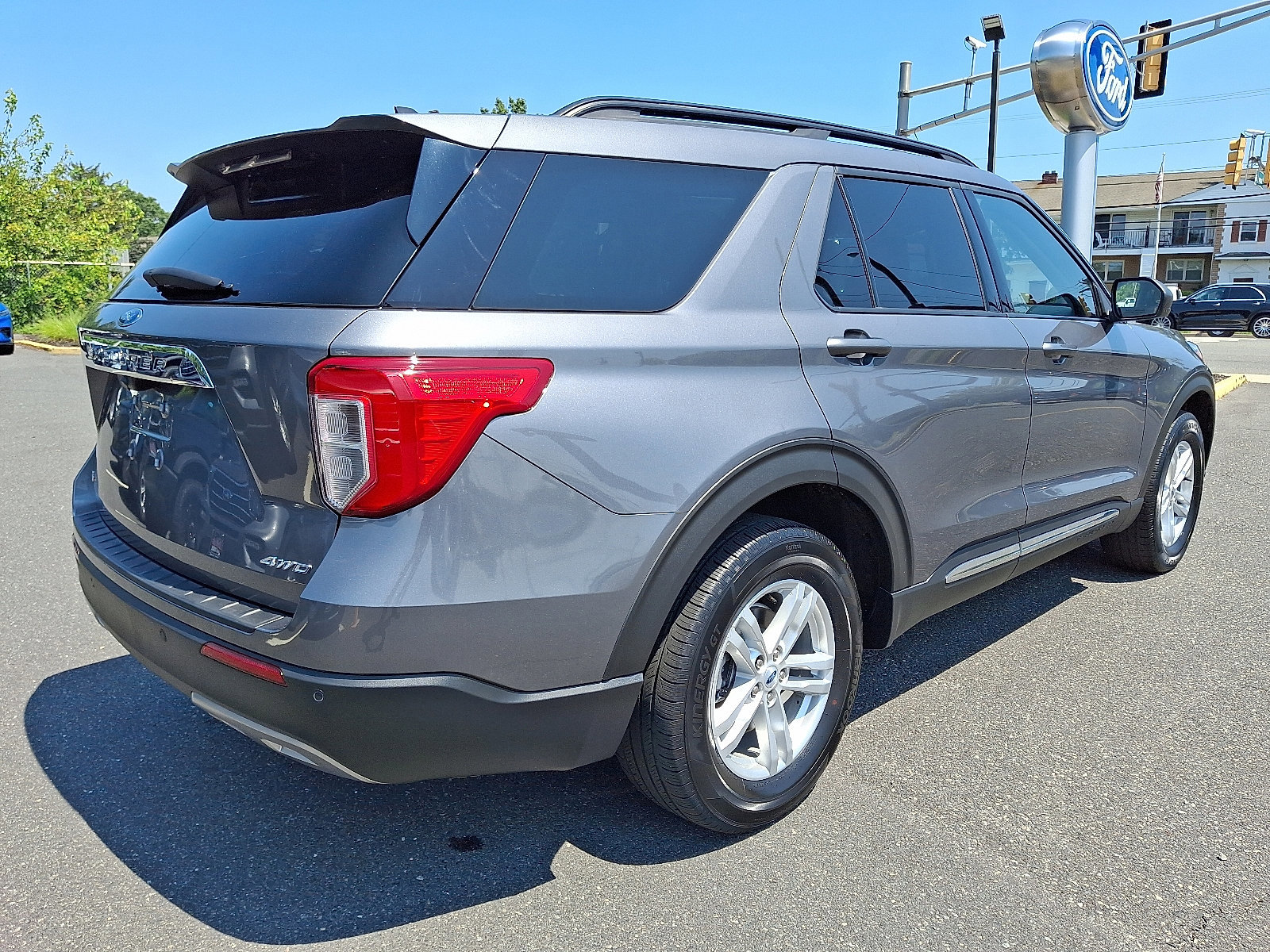 Certified 2022 Ford Explorer XLT w/ Equipment Group 202A image 5