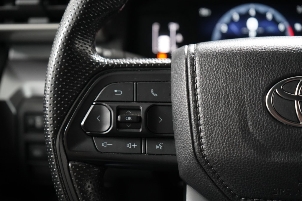 Used 2025 Toyota Tacoma SR5 AWD/4WD image 17