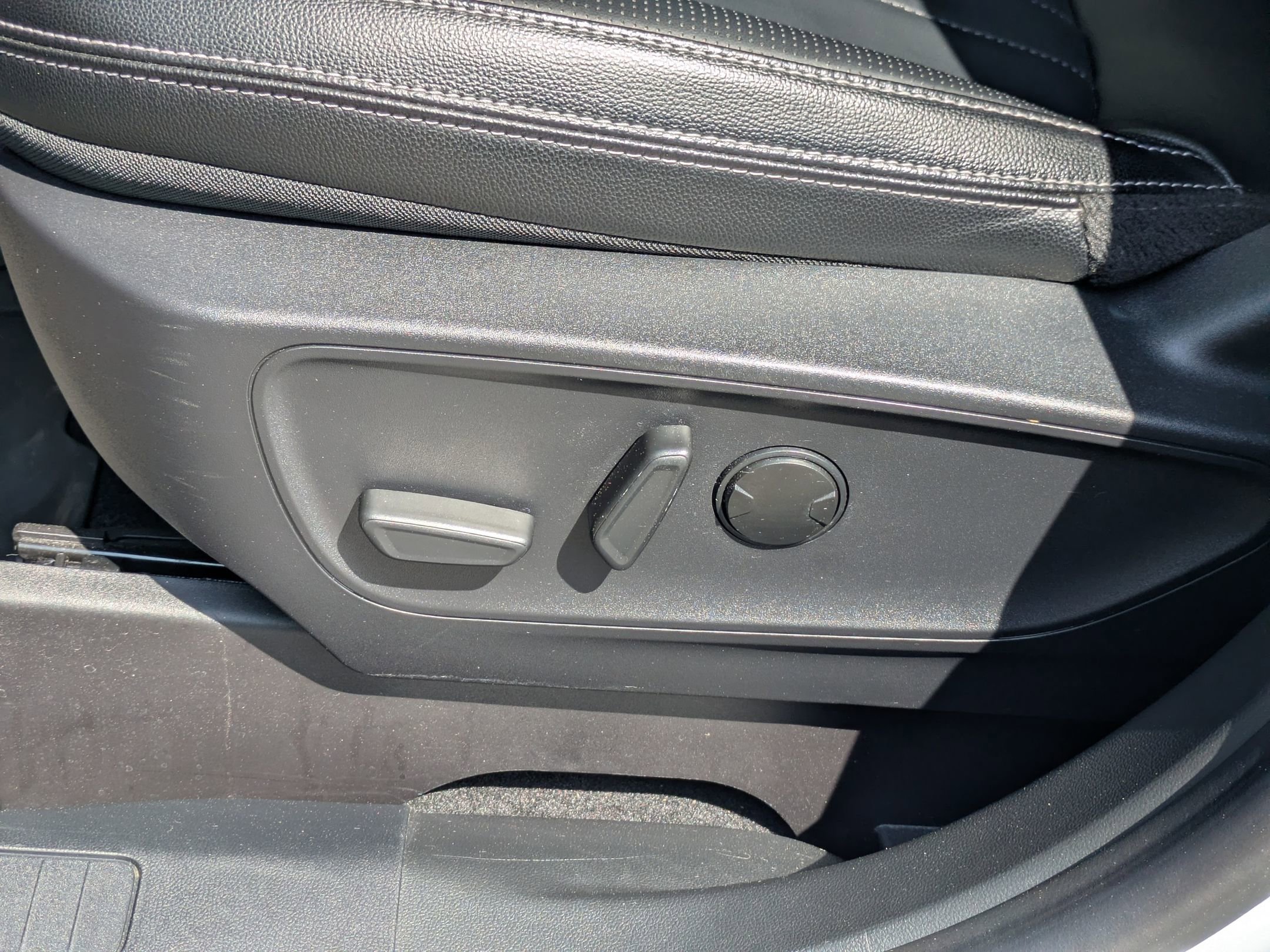 Certified 2025 Ford Escape SE w/ PHEV Premium Package image 14