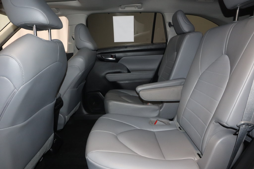 Used 2023 Toyota Highlander XLE AWD/4WD image 22