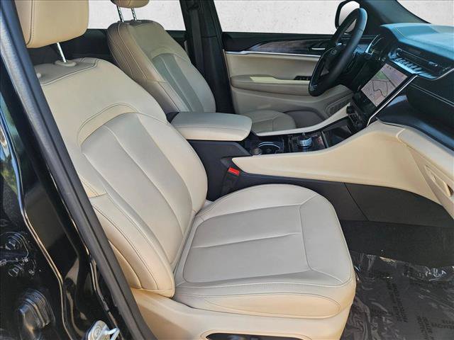 Used 2023 Jeep Grand Cherokee Limited w/ Black Appearance Package AWD/4WD image 23
