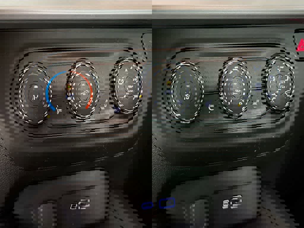 Used 2024 Chevrolet Trax RS w/ Sunroof Package image 20