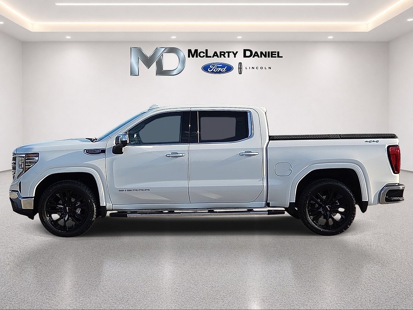 Used 2024 GMC Sierra 1500 SLT w/ SLT Premium Package AWD/4WD image 3