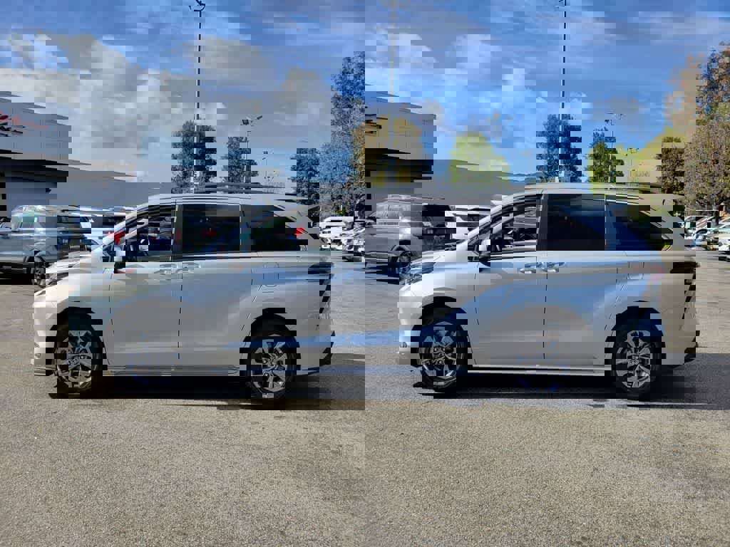 Used 2025 Toyota Sienna XLE image 2