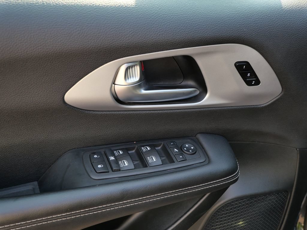 Used 2025 Chrysler Pacifica Limited FWD image 23