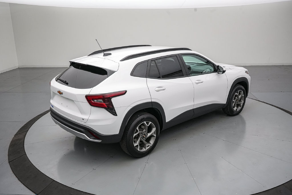 Used 2025 Chevrolet Trax LT w/ LT Convenience Package FWD image 4