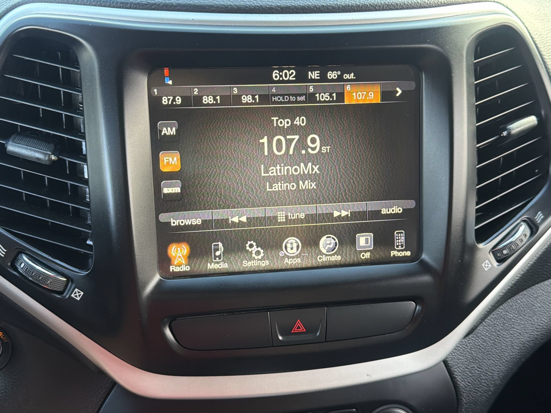 Used 2018 Jeep Cherokee Latitude Plus FWD image 16