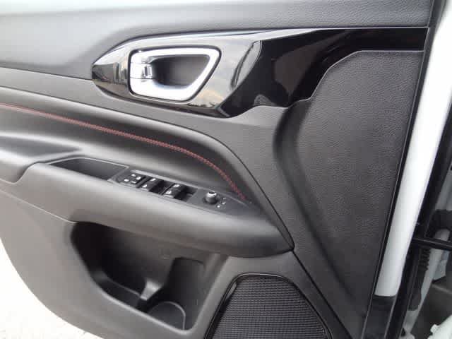 Used 2025 Jeep Compass Trailhawk AWD/4WD image 15