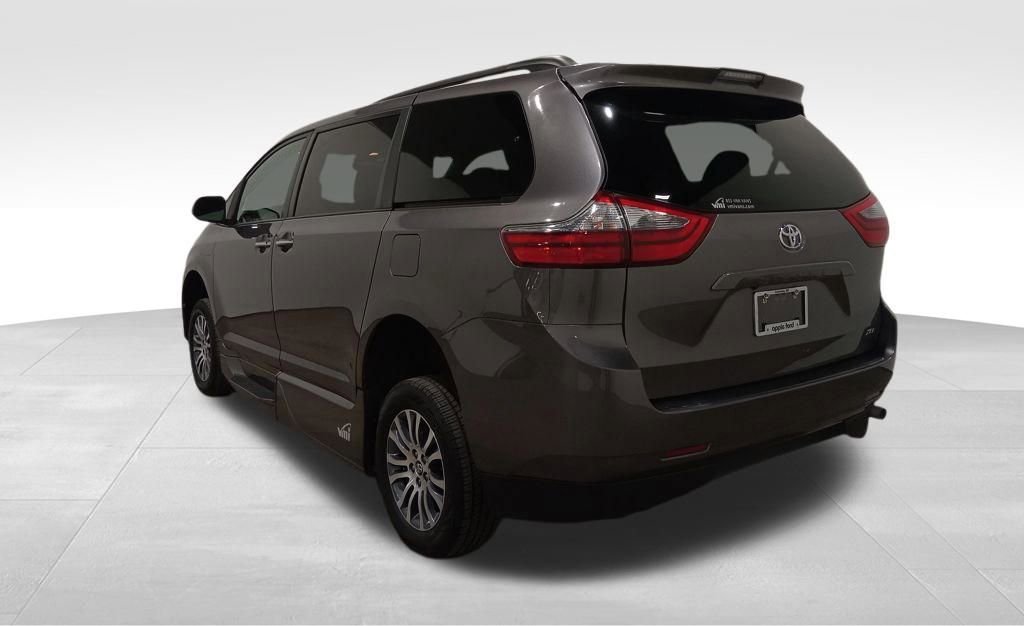 Used 2020 Toyota Sienna XLE image 5