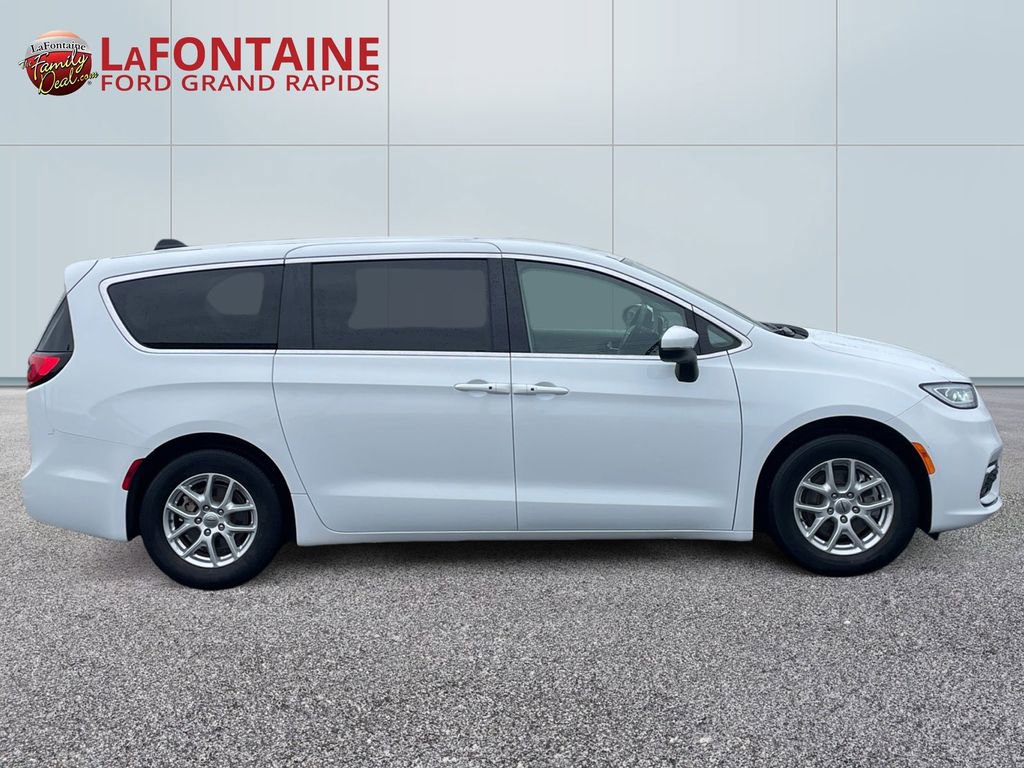 Used 2023 Chrysler Pacifica Touring-L FWD image 8