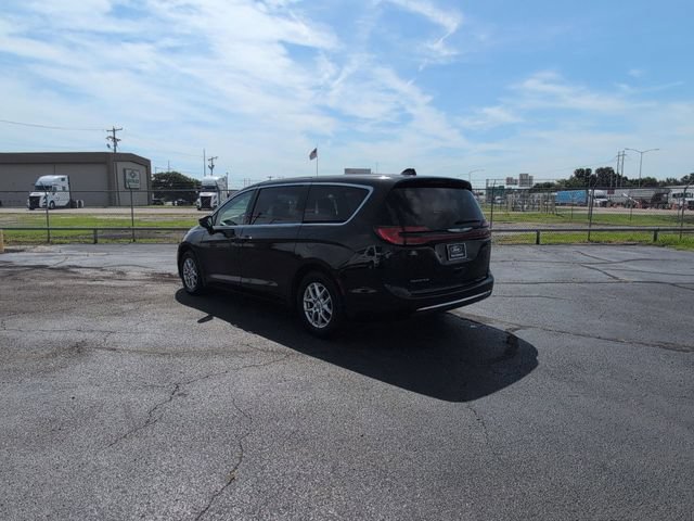 Used 2023 Chrysler Pacifica Touring-L FWD image 5