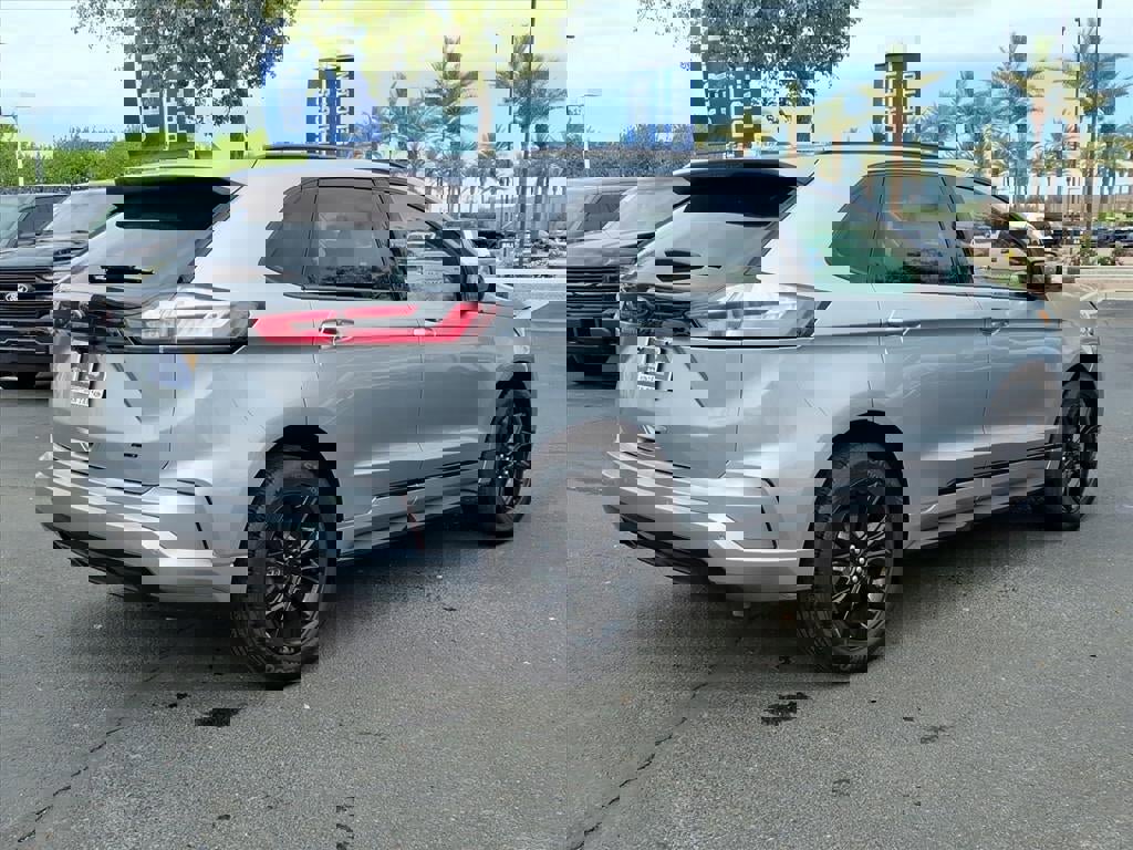 Certified 2022 Ford Edge SE w/ Black Appearance Package image 5