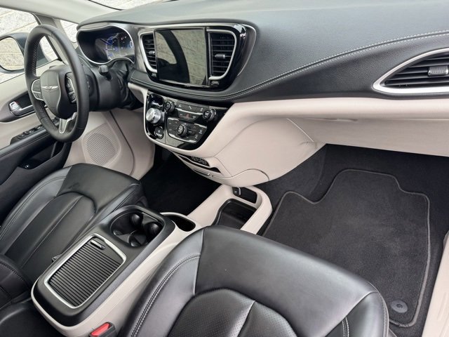 Used 2023 Chrysler Pacifica Touring-L image 18