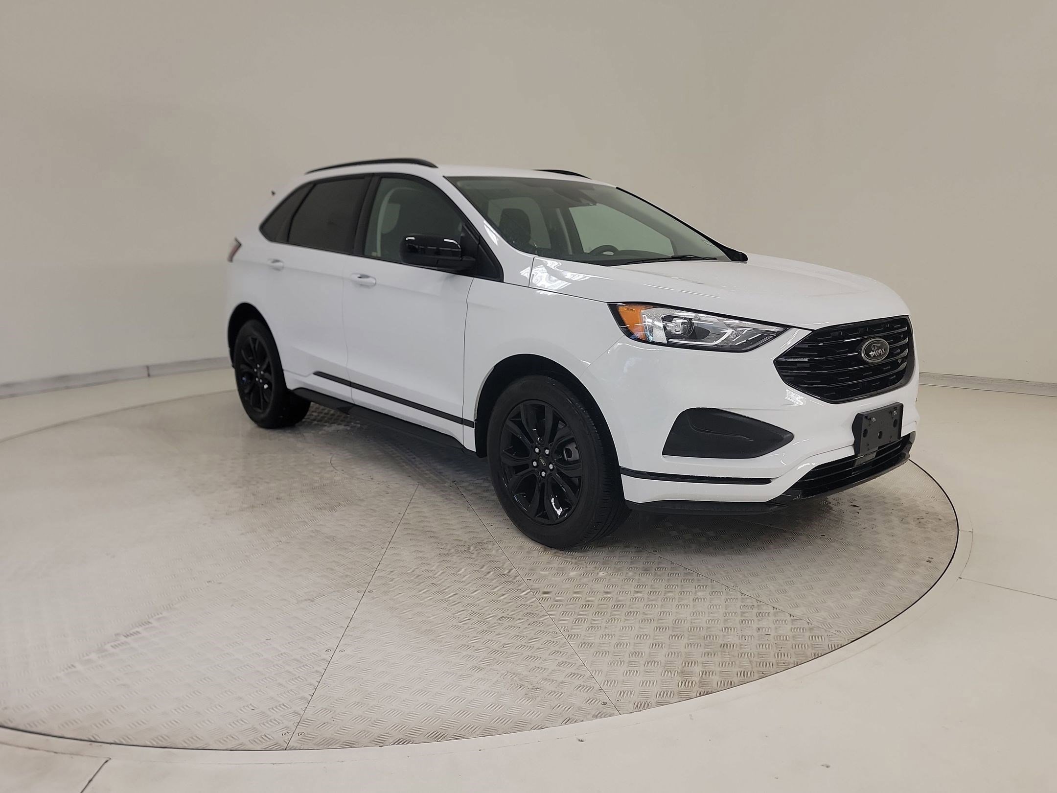 Certified 2024 Ford Edge SE w/ Black Appearance Package image 7