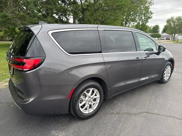 Used 2023 Chrysler Pacifica Touring-L FWD image 5