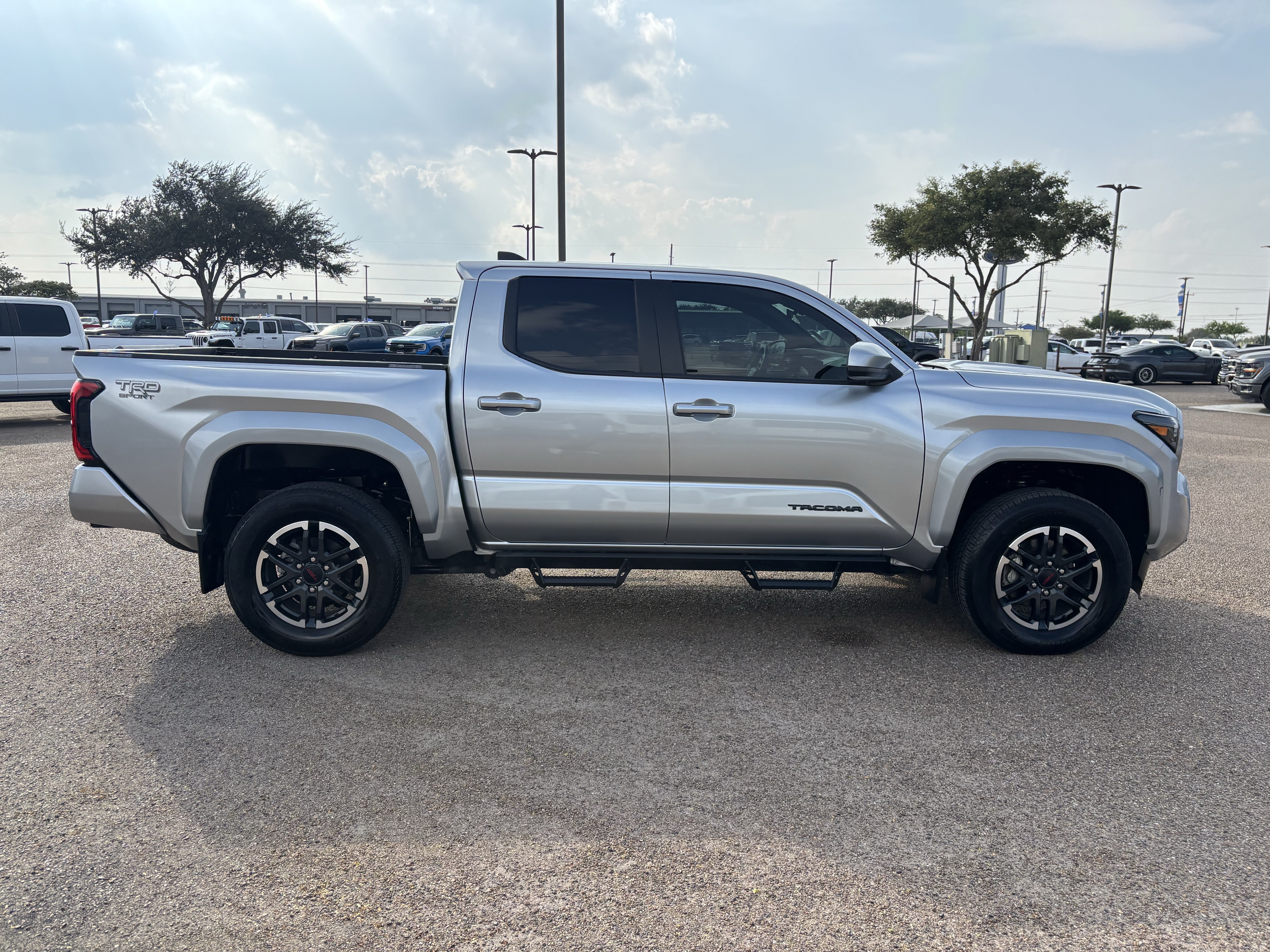 Used 2024 Toyota Tacoma TRD Sport AWD/4WD image 4