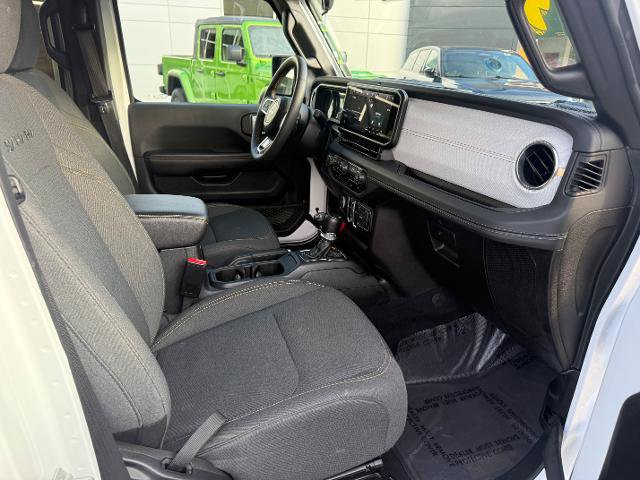 Used 2024 Jeep Wrangler Unlimited Sahara AWD/4WD image 11