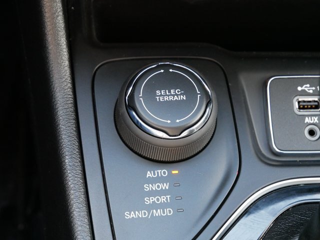 Used 2019 Jeep Cherokee Limited w/ Luxury Group AWD/4WD image 24