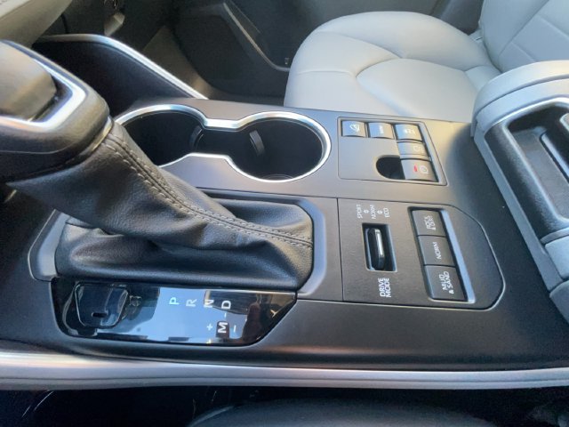 Used 2024 Toyota Highlander XLE AWD/4WD image 29