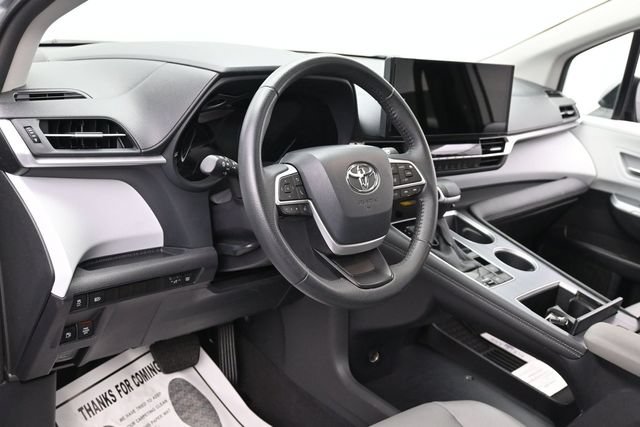 Used 2025 Toyota Sienna XLE FWD image 15