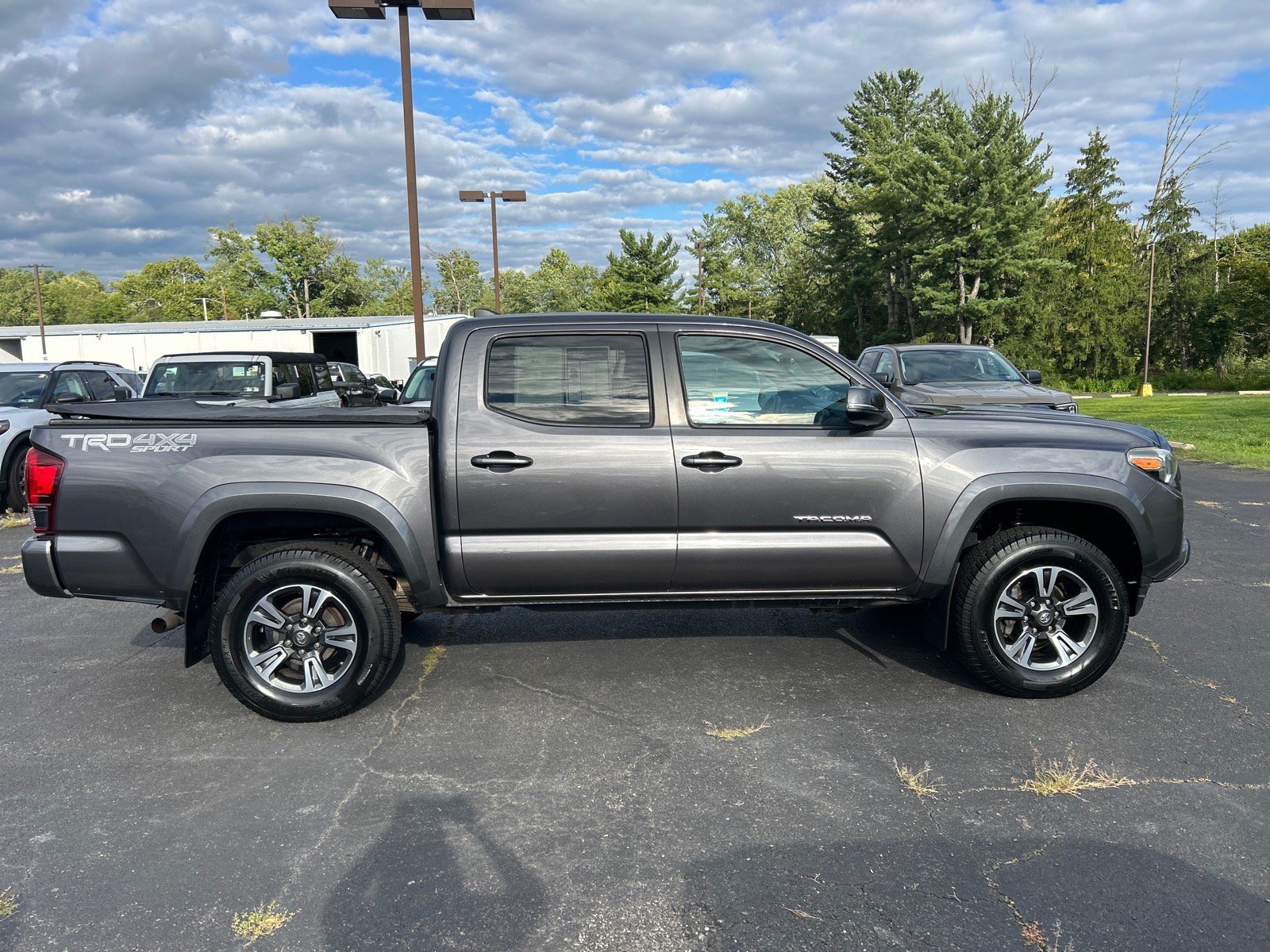 Used 2018 Toyota Tacoma TRD Sport AWD/4WD image 16