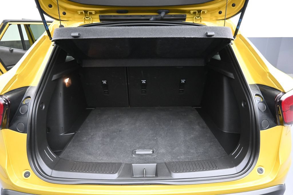Used 2024 Chevrolet Trax RS w/ Sunroof Package FWD image 23