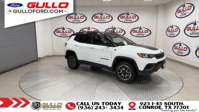 Used 2025 Jeep Compass Trailhawk w/ Trailer Tow Group AWD/4WD image 2