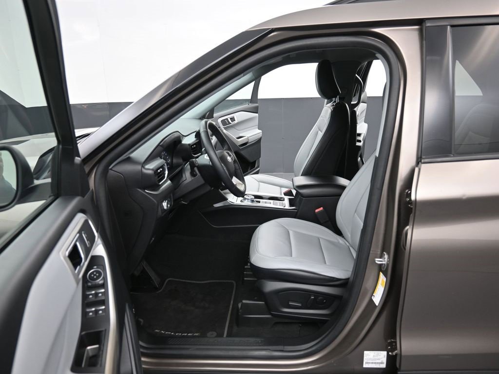 Certified 2021 Ford Explorer XLT w/ Equipment Group 202A image 4