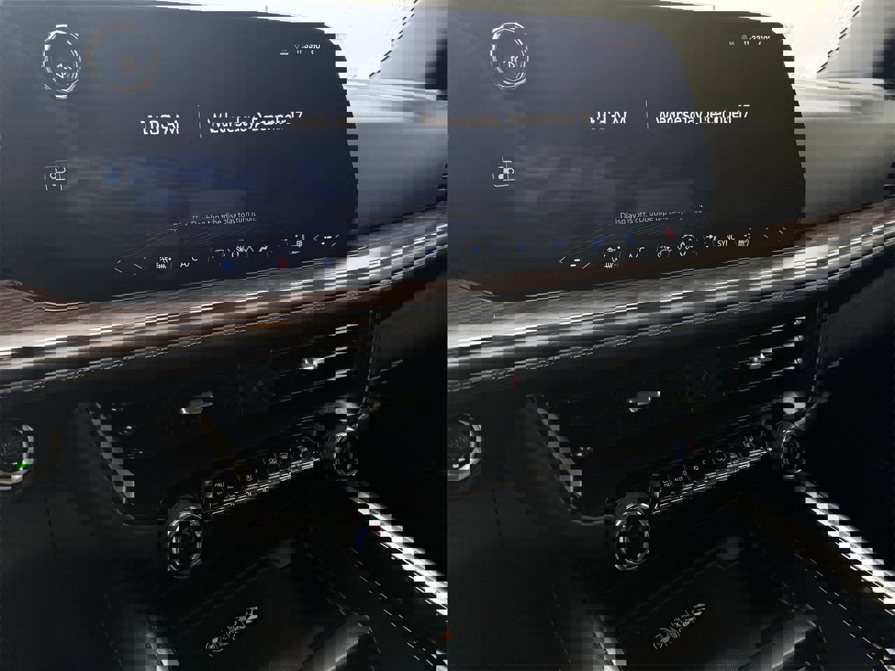 Used 2025 Chevrolet Suburban Z71 w/ Comfort Package image 16