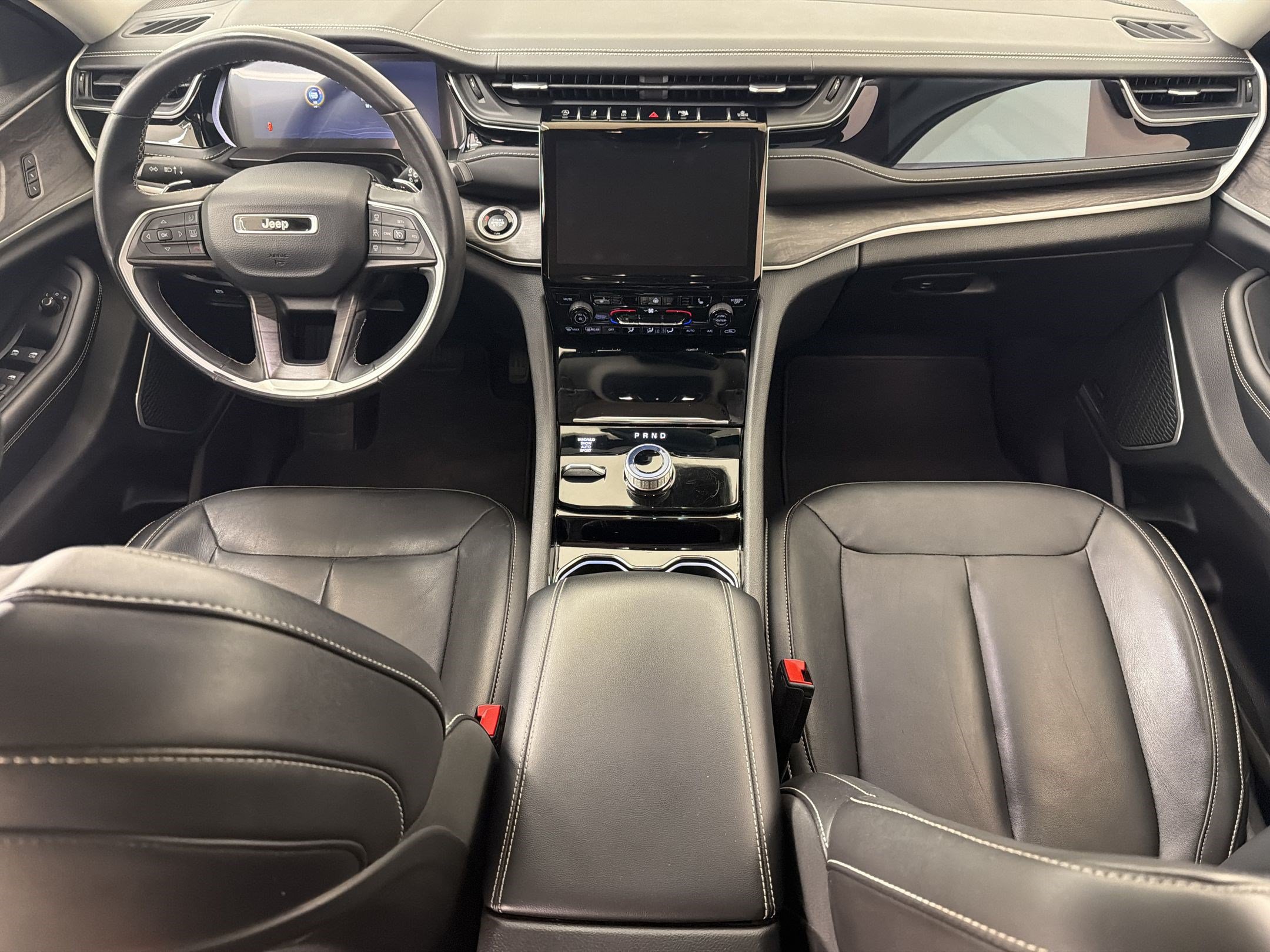 Used 2022 Jeep Grand Cherokee L Limited w/ Black Appearance Package AWD/4WD image 16