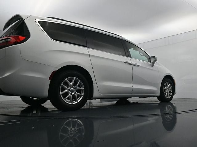 Used 2022 Chrysler Pacifica Touring-L FWD image 36