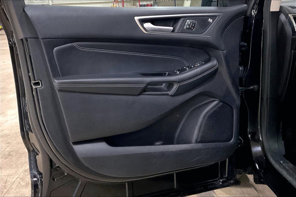 Certified 2019 Ford Edge Titanium w/ Equipment Group 301A AWD/4WD image 22