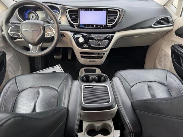 Used 2022 Chrysler Pacifica Touring-L FWD image 12