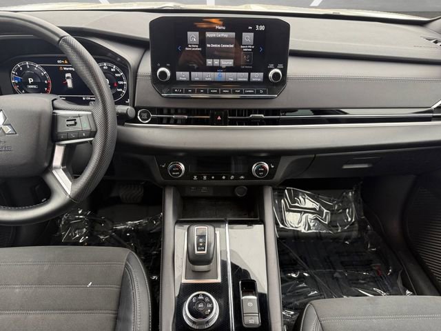 Used 2023 Mitsubishi Outlander SE Black Edition FWD image 3