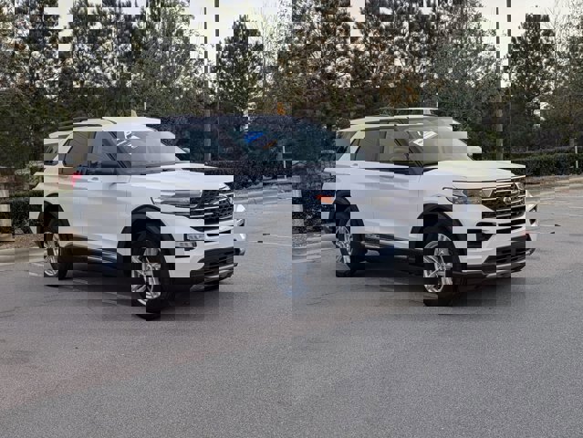 Certified 2022 Ford Explorer XLT w/ Equipment Group 202A image 9